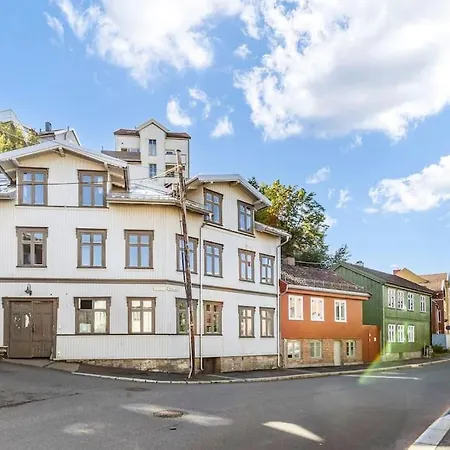 Romslig Og Moderne I شقة