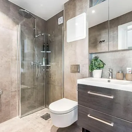 公寓 Romslig Og Moderne I